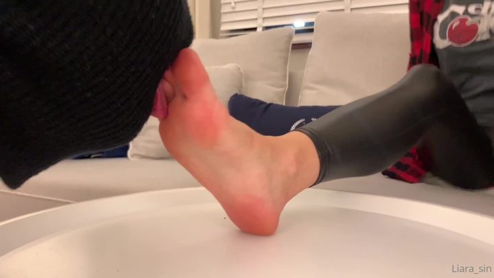 Lady-Krasaviza: ARE YOU DREAMING OF MASSAGGING MY FEET AND BEING IGNORED