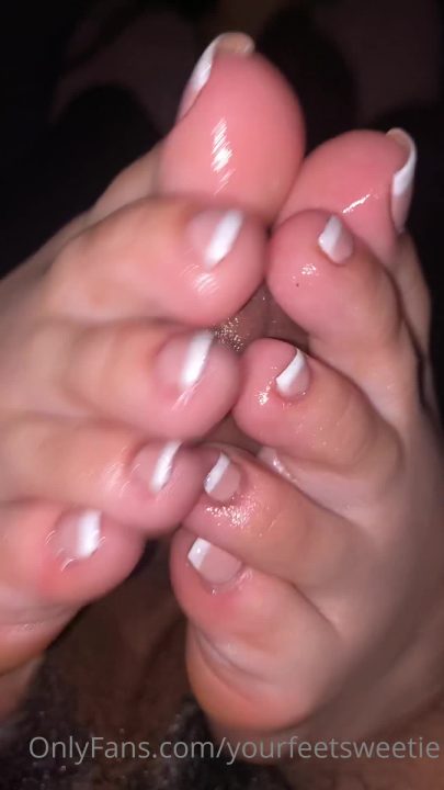 Yourfeetsweetiee – Blessing you all with a foot job video swipe over for some titties Happy titty